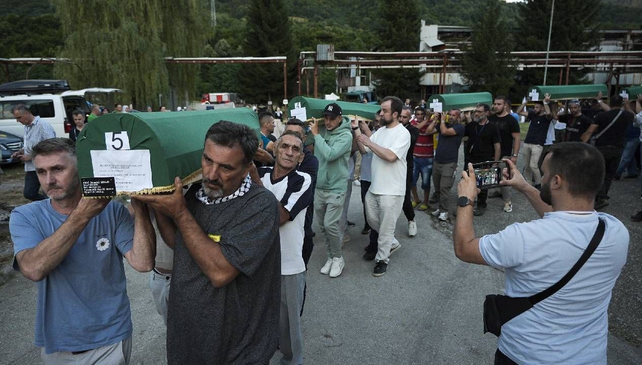 Srebrenitsa: 30 Yıl Sonra 7 Kurbanın Cenazesi Anıt Mezara Göçtü