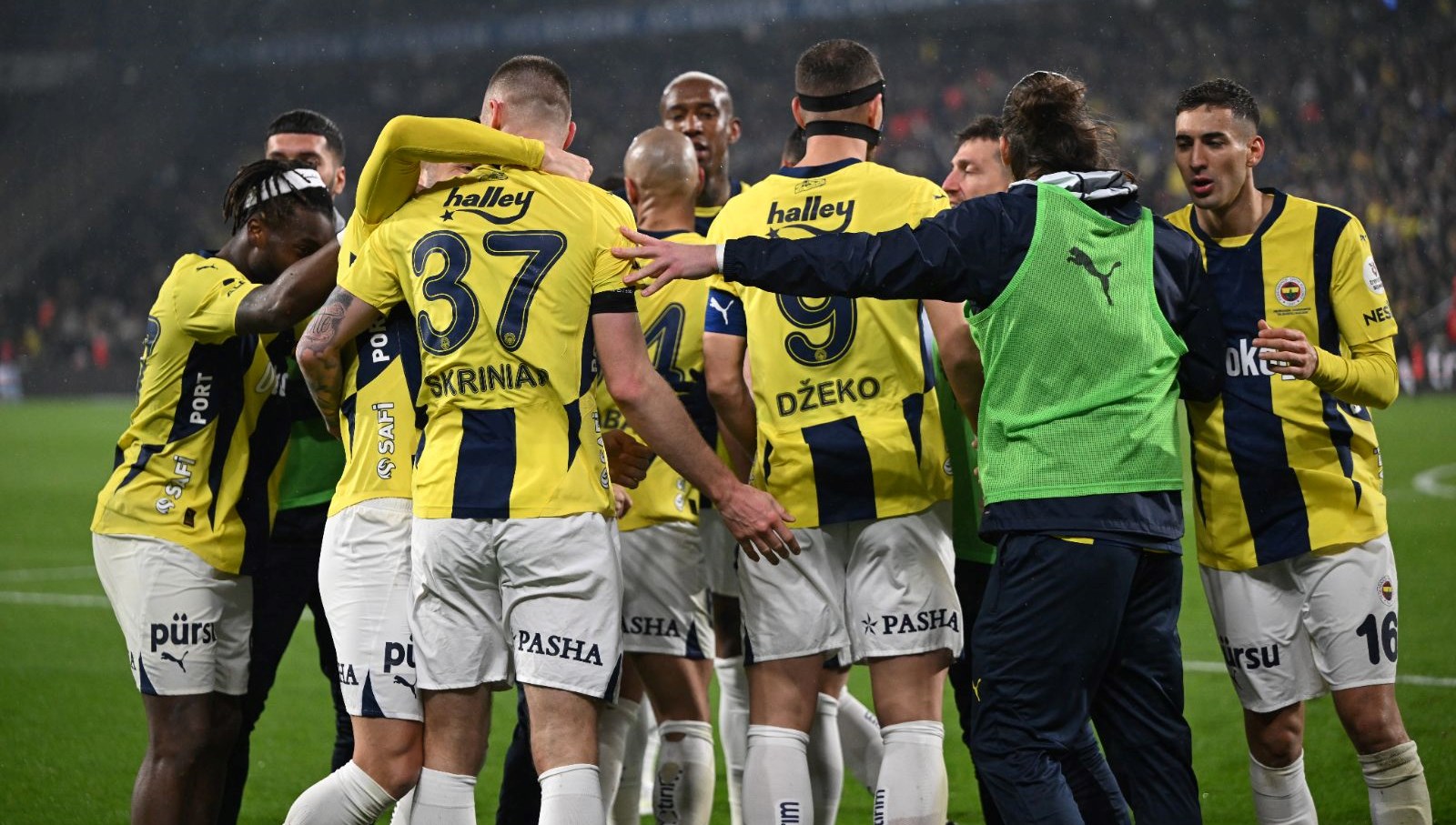 Fenerbahçe'de Transfer Rüzgarı: Altı Futbolcu ile İstişareler Devam Ediyor!
