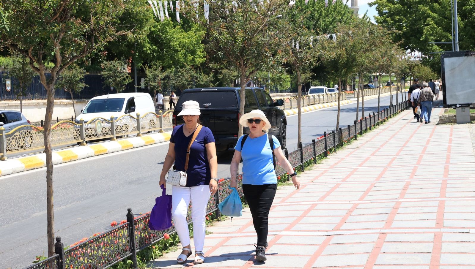 Sıcak Havalarda Ferahlama: Parklar ve Bahçeler Canla Dolduruldu!
