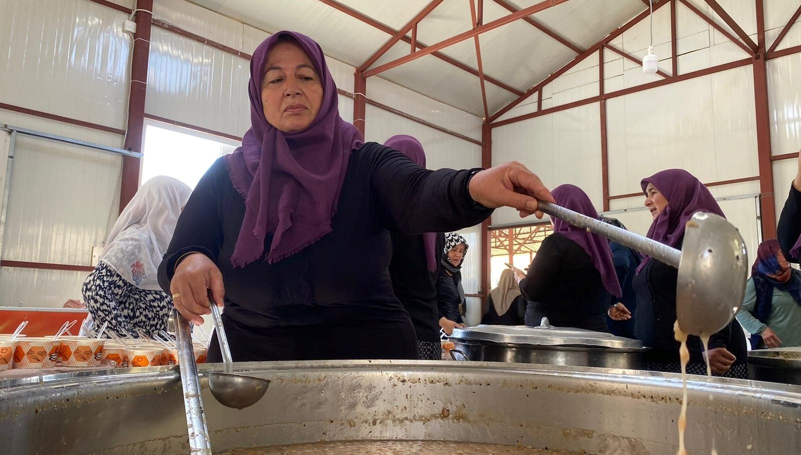 Binlerce kişiye lezzet dolu aşure ziyafeti!