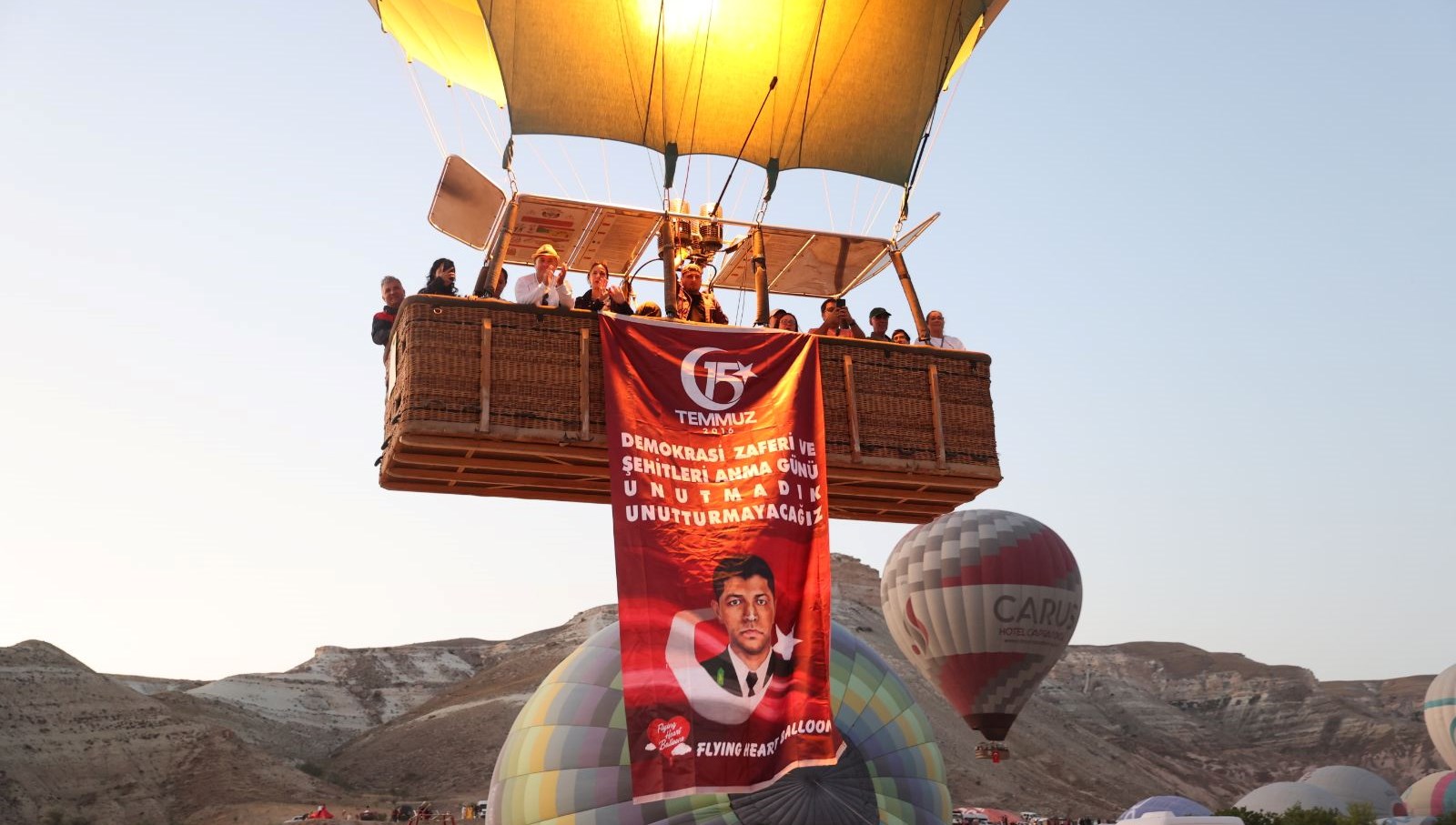 Kapadokya'da Renkli Balon Şöleni: Bayraklar Gökyüzünde Dans Ediyor!