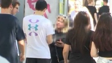 Bayrak Satışı Maskesiyle Gasp: Çocuğa Zorla Bayrak Verip Kartını Kapmış!
