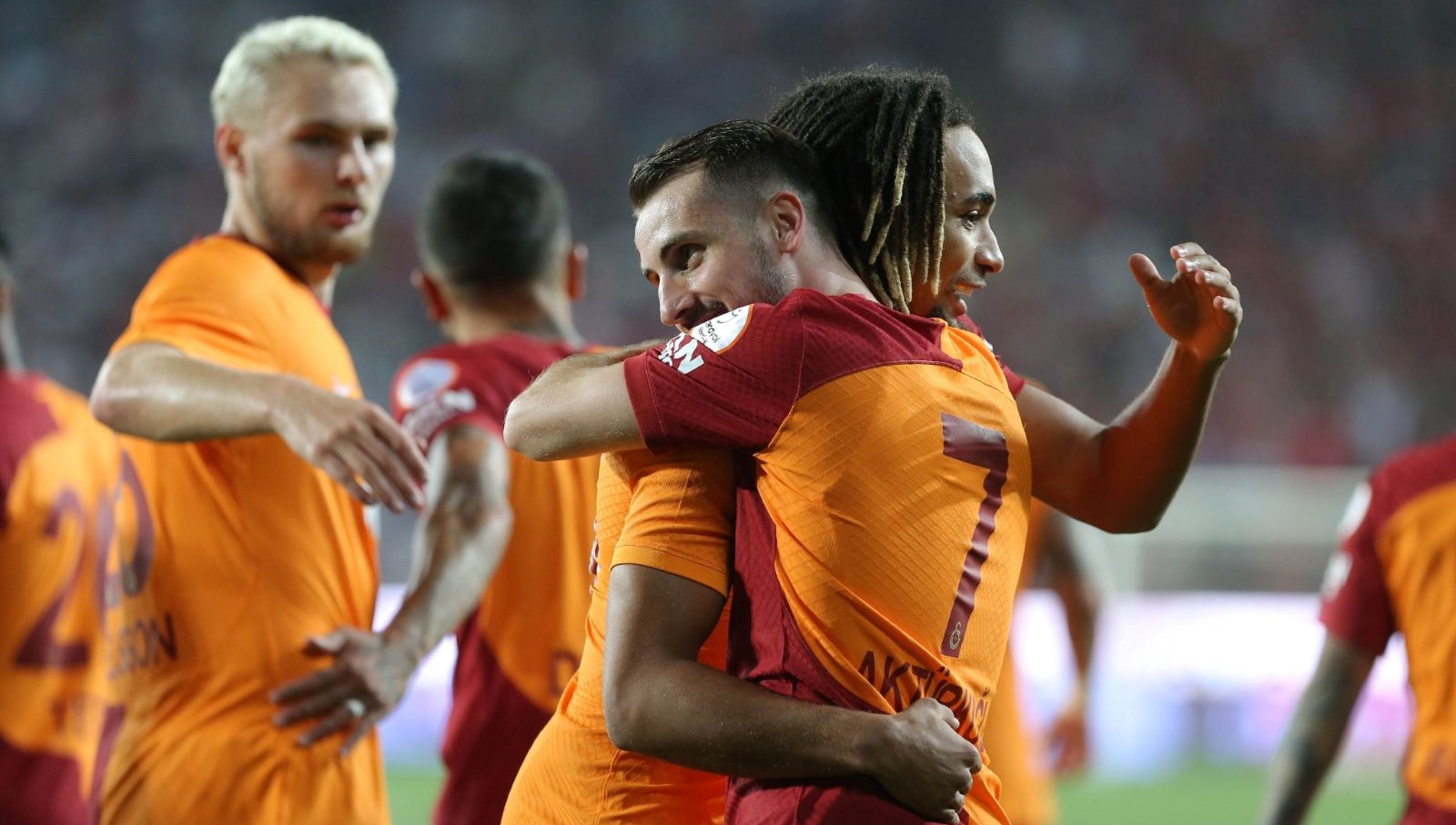 Galatasaray'ın Eski İkonu, Ezeli Rakibine Şok Bir Transfer Daha: Orkun Kökçü'nün Ardından Gelen İkinci Sürpriz!