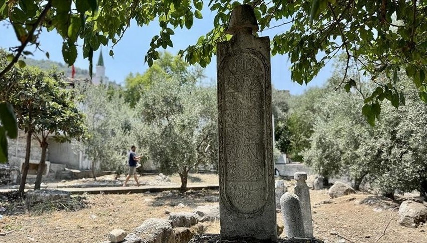 Fethiye'deki Ahmet Gazi Türbesi'nin Yanındaki Tarihi Mezarlar Yeniden Hayat Bulacak