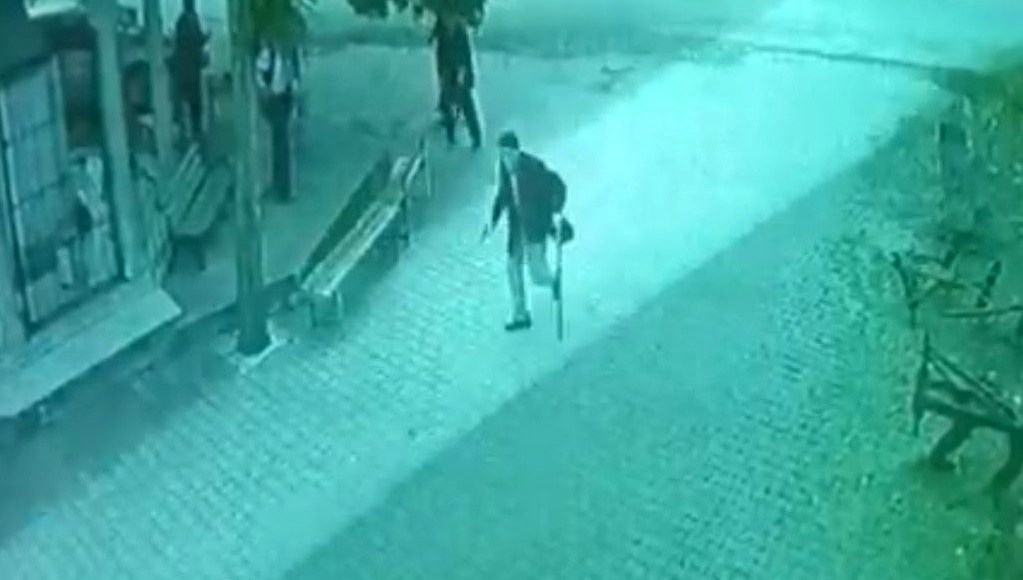 Bastonla ve silahla: 93 yaşındaki adam 3 kişiyi yaraladı!