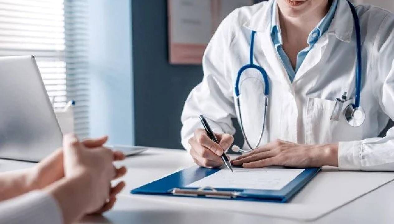 Yeni düzenleme onaylandı: Doktorlar artık sadece iki kurumda görev alabilecek!