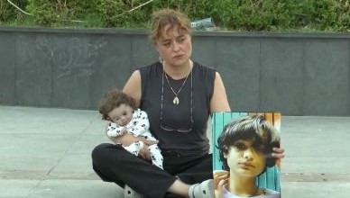 Mattia Ahmet Minguzzi'nin Annesi, Bakırköy Meydanı'nda Duygusal Bir Oturma Eylemi Gerçekleştirdi!