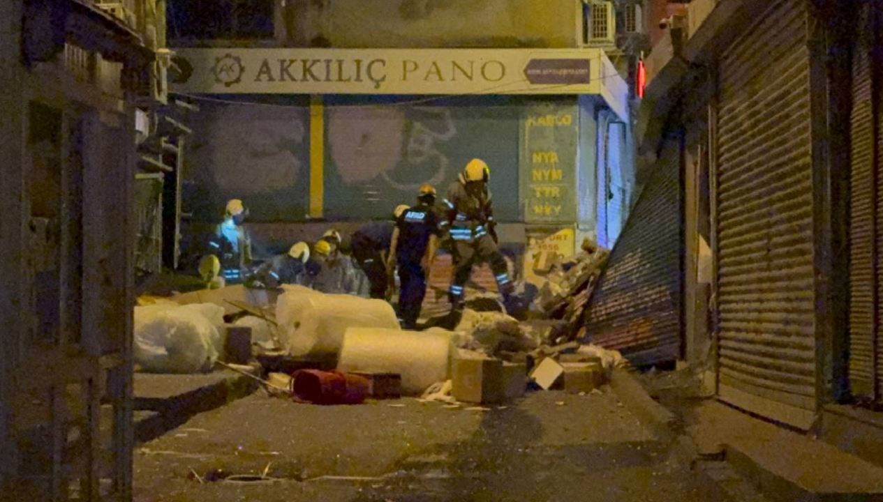 Beyoğlu'nda Şok Edici Çöküş: Patlama Sesiyle Panik!