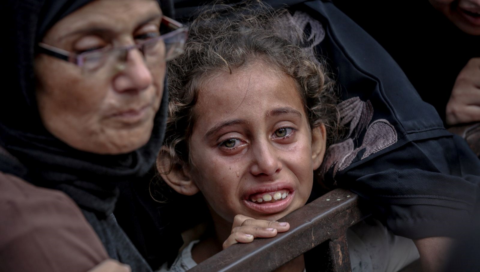 Gazze'de Hayatta Kalma Mücadelesi: İsrail Askerleri İçilmesi Gerekirken Yemekleri Toprağa Gömüyor