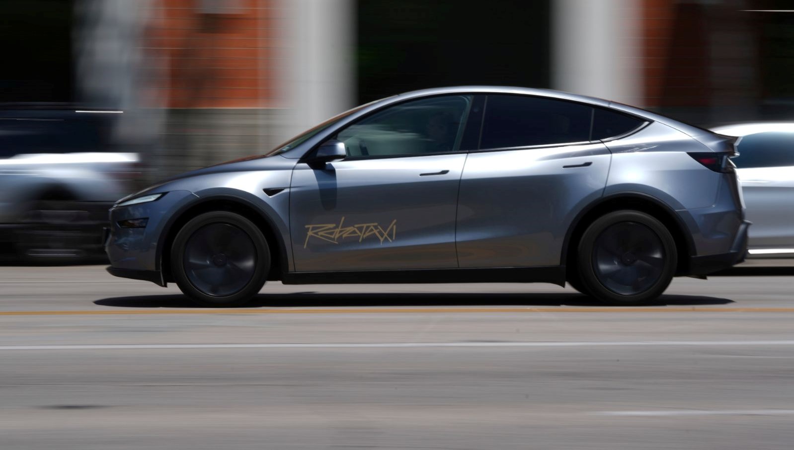 Tesla'nın Robotaksisi: İnsanlı Hizmete Geçiyor!