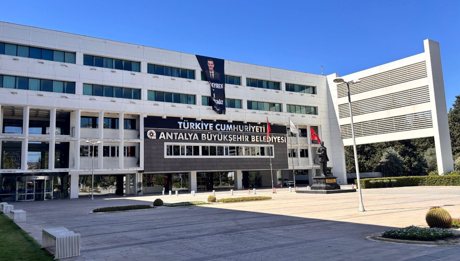 Antalya Büyükşehir Belediyesi'nde Şok Gözaltı: Üç Kişi Operasyona Takıldı!