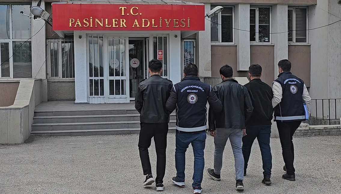 Erzurum'da Göçmen Kaçakçılığı Operasyonu: Üç Şahıs Tutuklandı
