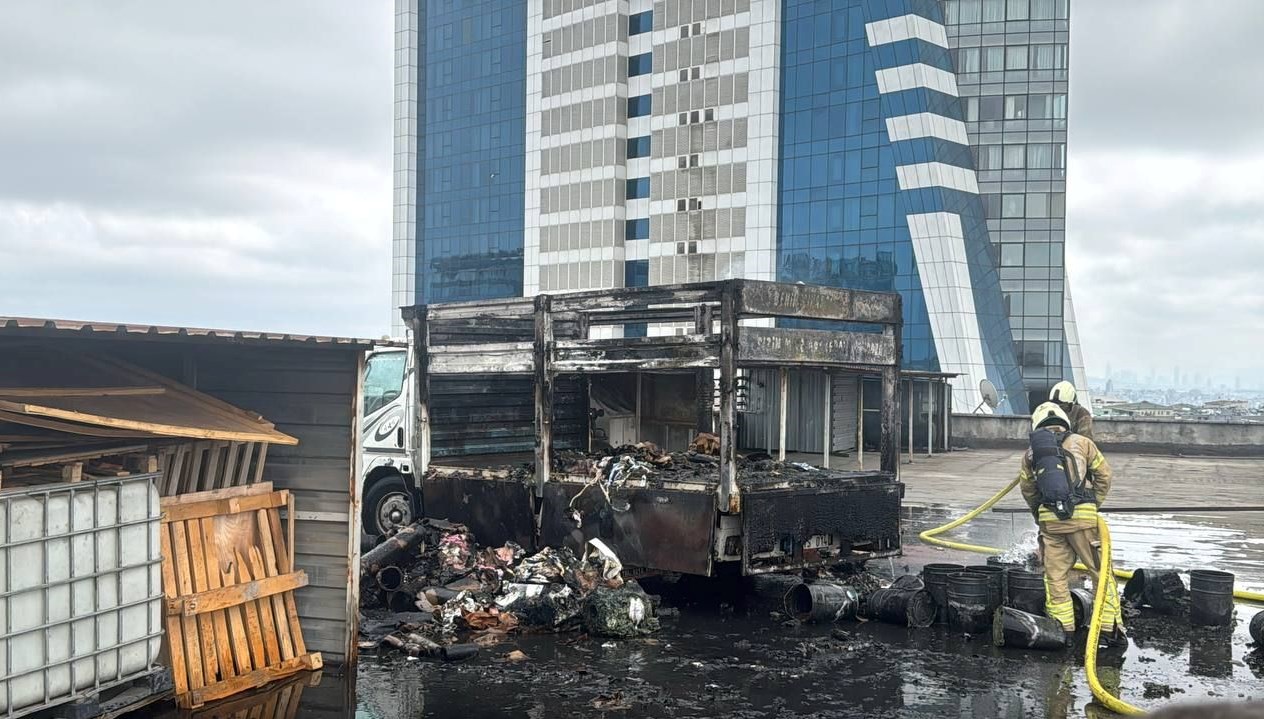 Bayrampaşa'da Otoparkta Şok Eden Yangın Panik Yaratıyor!