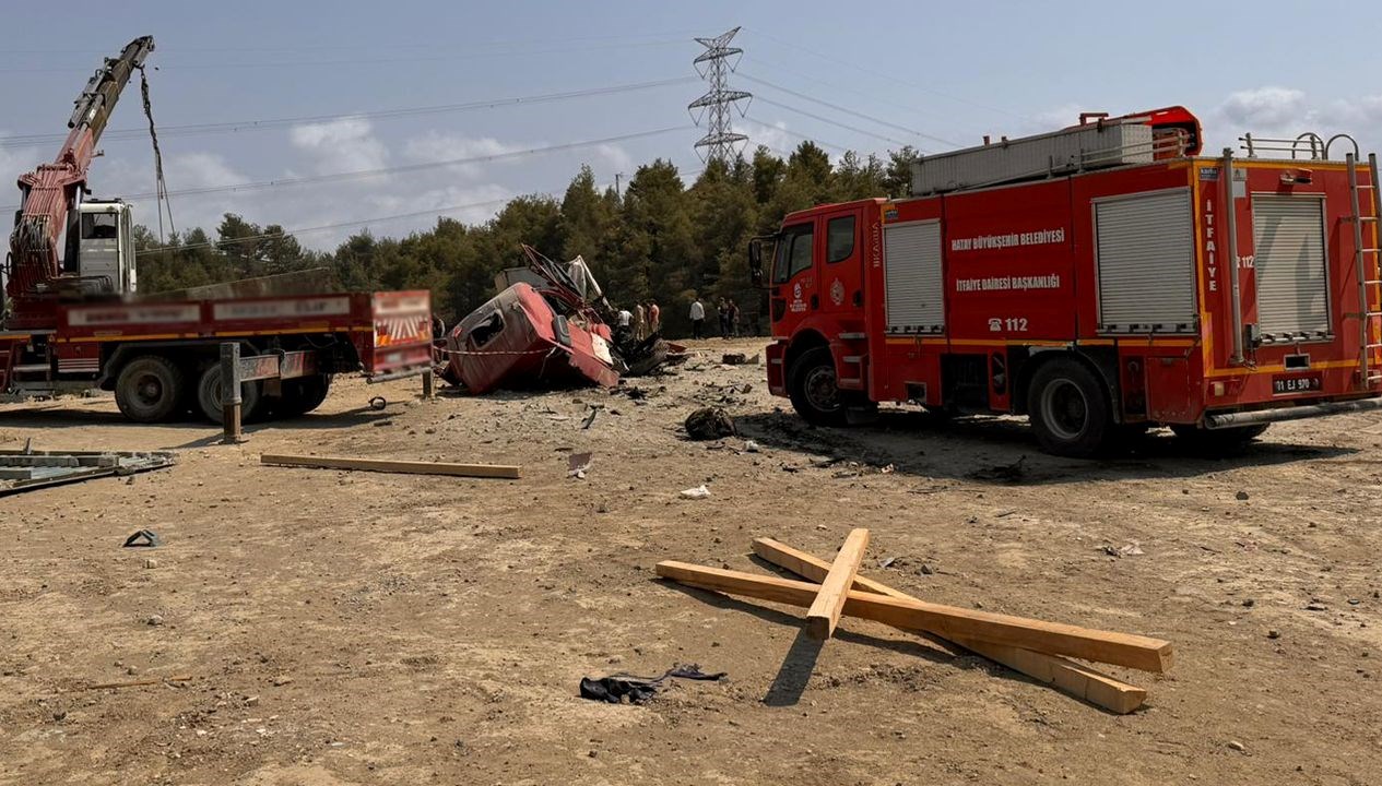 Kontrolden Çıkan Vinç, İki Aracı Adeta Parçaladı: Hatay'da Dehşet Anları!