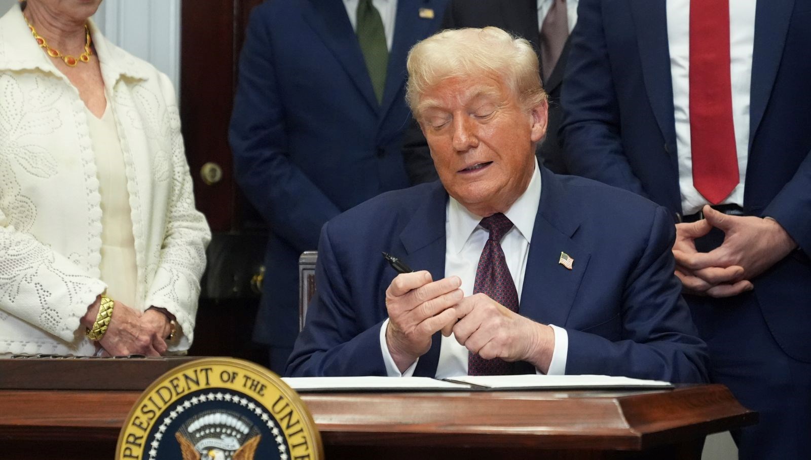 Trump, Beyaz Saray'da lüks bir yeniliğe imza atıyor: 200 milyon dolarlık bütçeyi kendi cebinden karşılayacak!