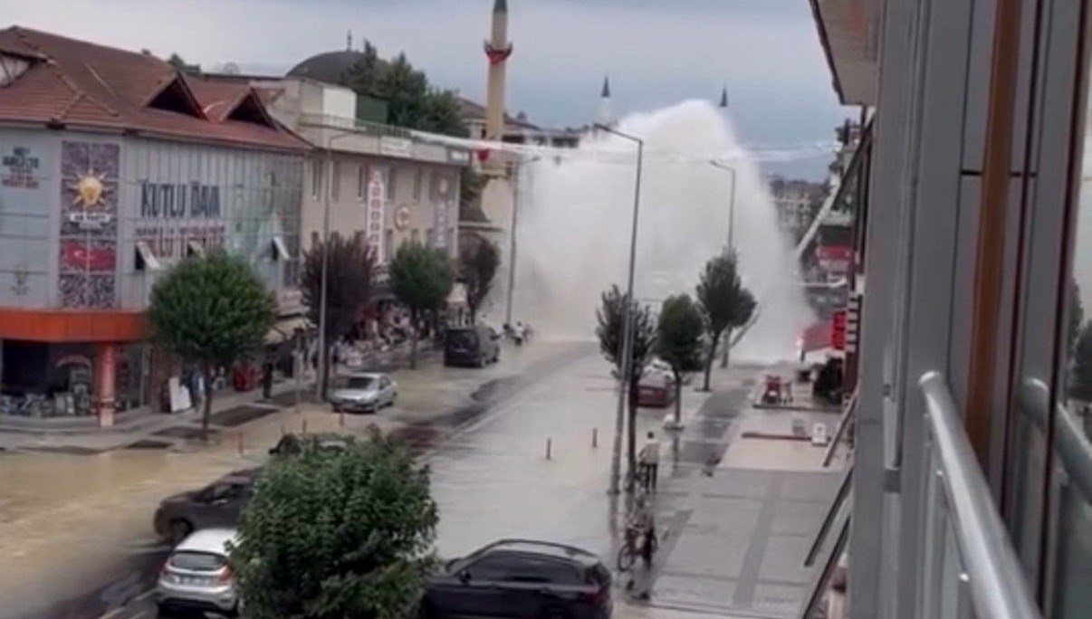 Su Fışkırması Şaşkınlık Yarattı: Boru Patladı, Göklerde Dans Eden Damlalar!