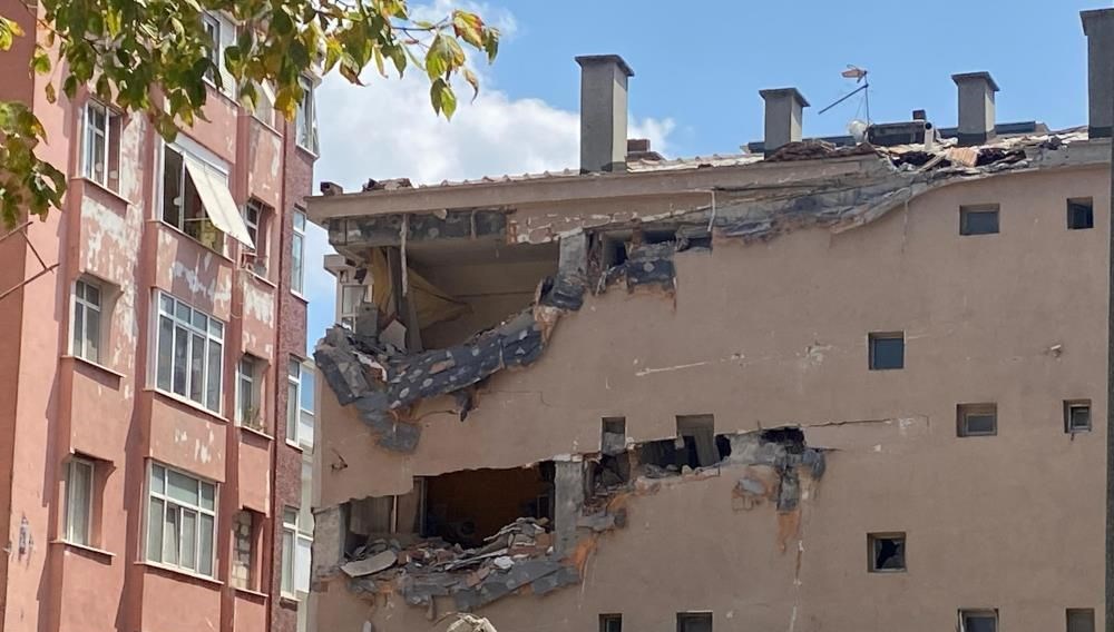 Küçükçekmece’de Kentsel Dönüşümde Binanın Çöküşü Şok Etti!