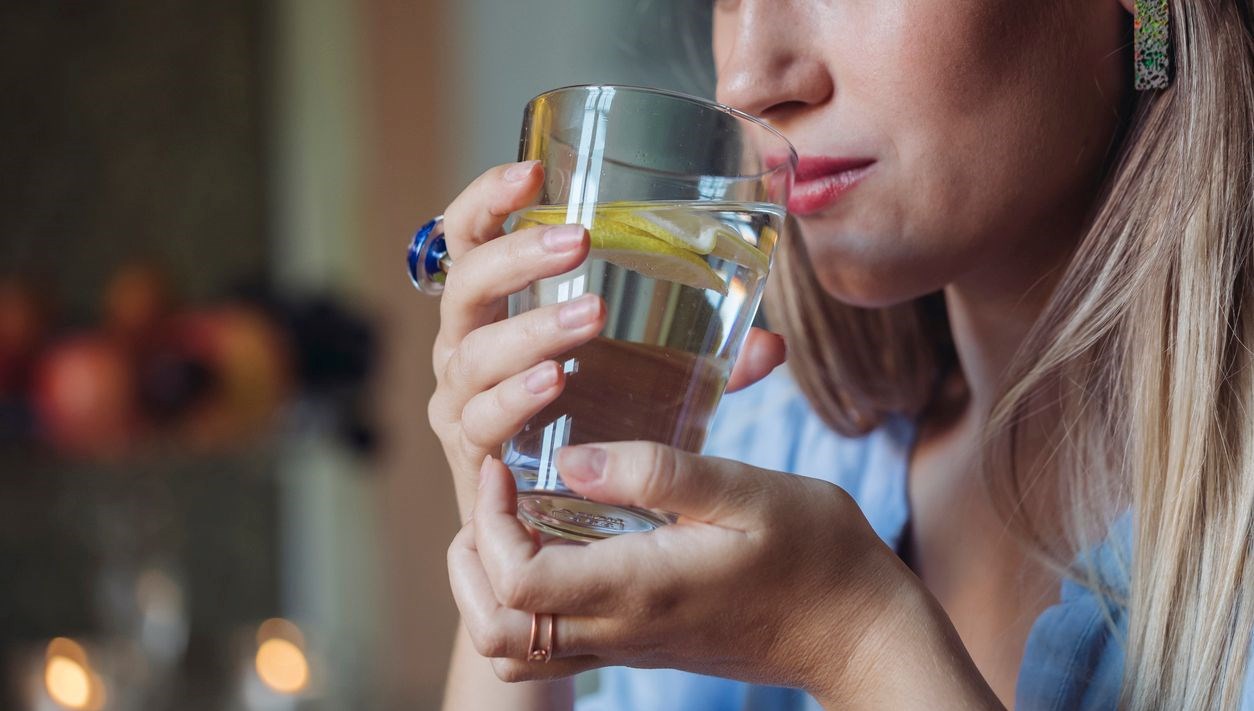 Harvardlı Uzmanın Değerlendirmesi: Limonlu Su Sağlığınıza Gerçekten Katkı Sağlıyor Mu?
