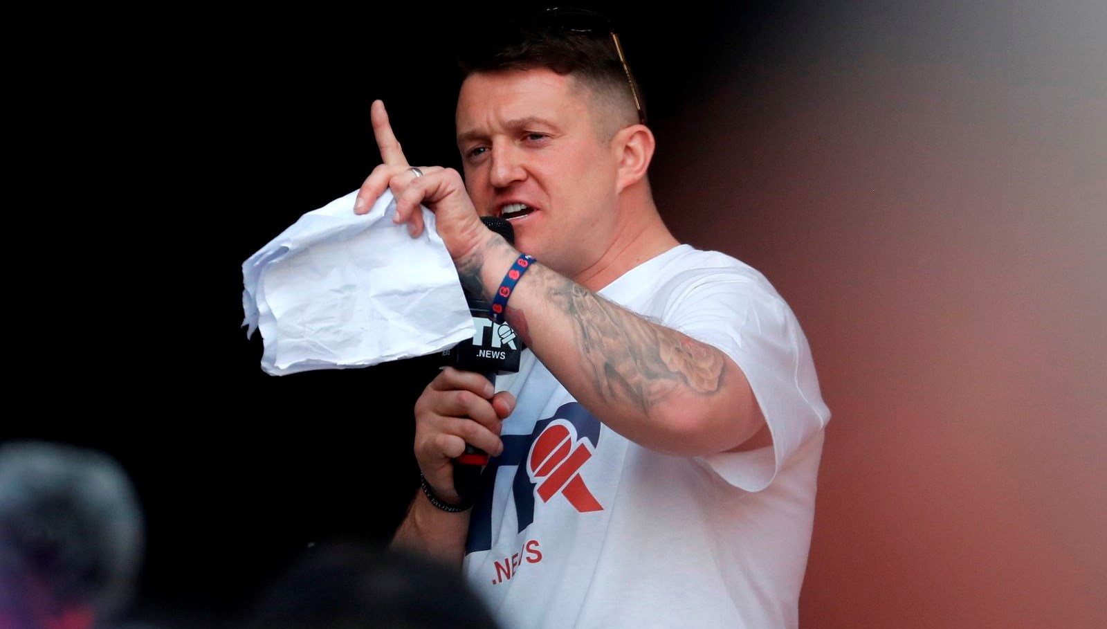 Tommy Robinson, İngiltere'de Aşırı Sağcı İlişkileri Nedeniyle Gözaltına Alındı