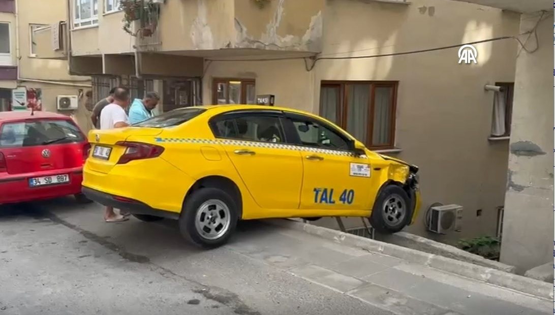 Küçükçekmece'de Şaşırtan Olay: Taksi İki Bina Arasında Mahsur Kaldı!