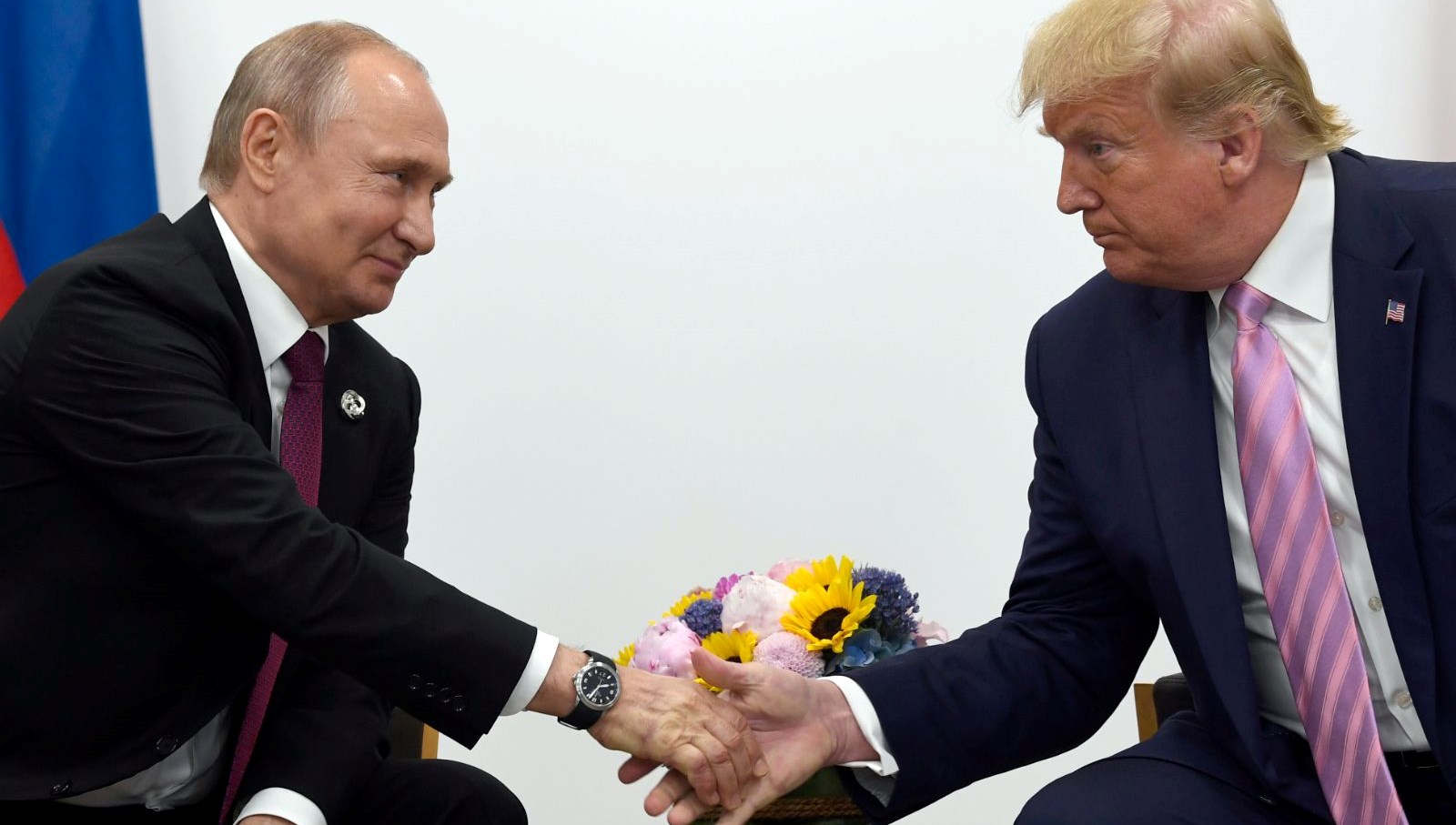 Trump ve Putin, Tarihi Görüşme İçin El Sıkıştı!