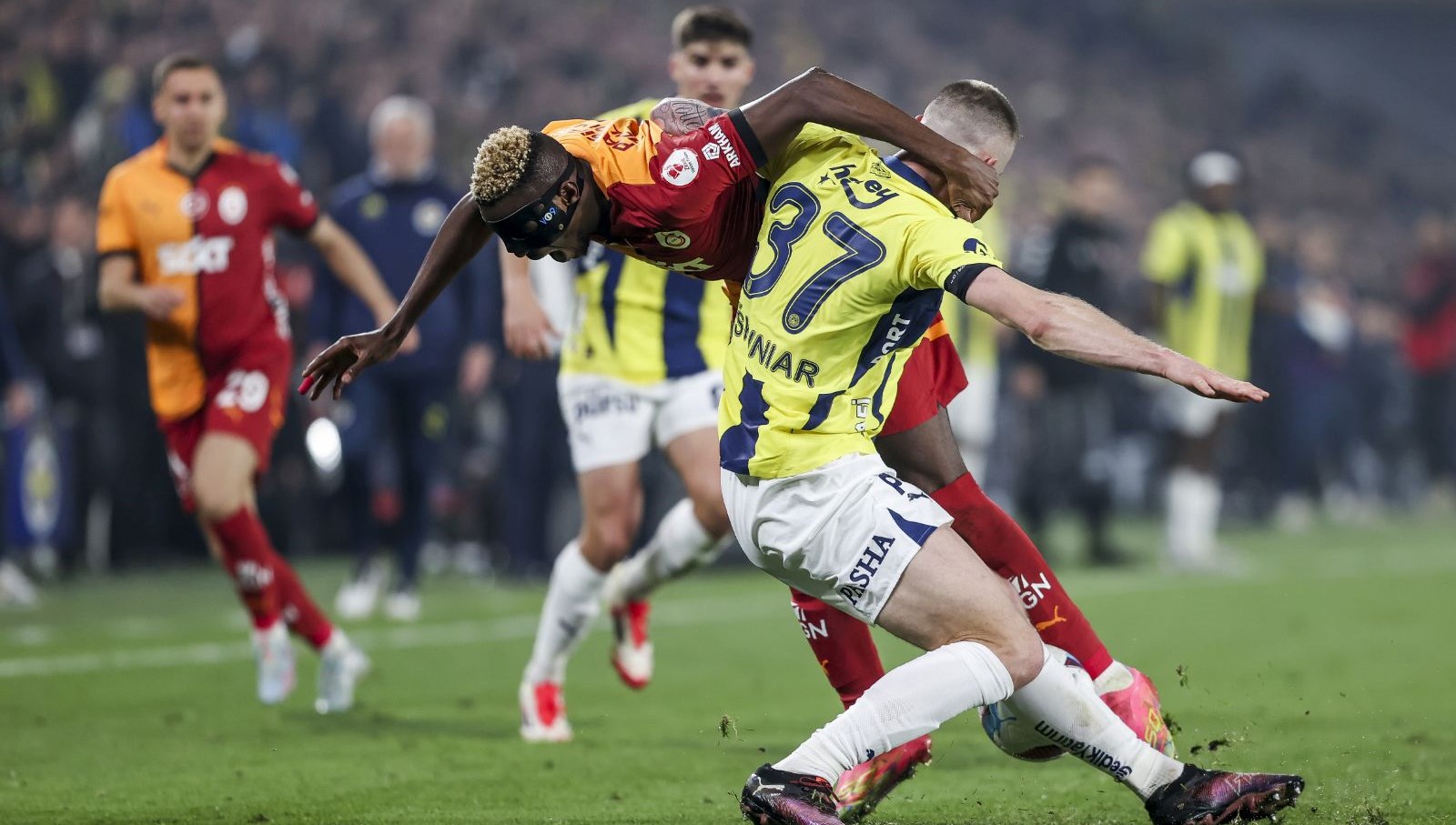 Süper Lig Rekorları: Fenerbahçe Puan Şampiyonu, Galatasaray Liderlikte Zirvede!