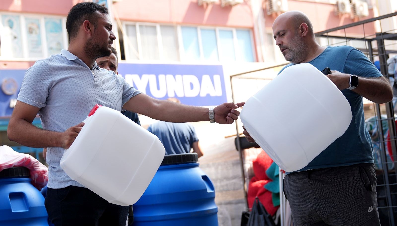 İzmir'de Uzun Süreli Elektrik Kesintisi: Alışverişe Akın Eden Vatandaşlar Satışları Patlattı!