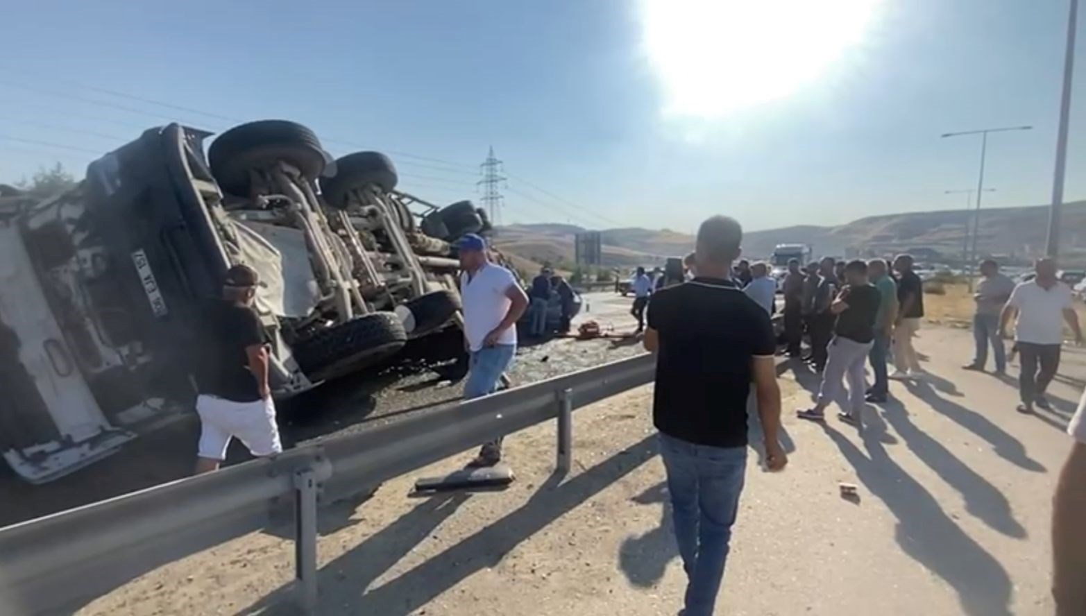 Beton Mikserinin Devrilmesi Otomobili Mahvetti: İçerideki Vatandaşlar Sıkıştı!