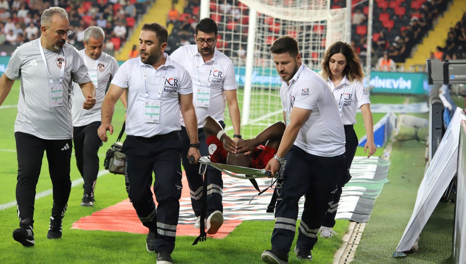 Galatasaray karşılaşmasında yaşanan talihsizlik: Gaziantep FK, M'Bakata'nın sağlık durumu hakkında bilgi verdi!