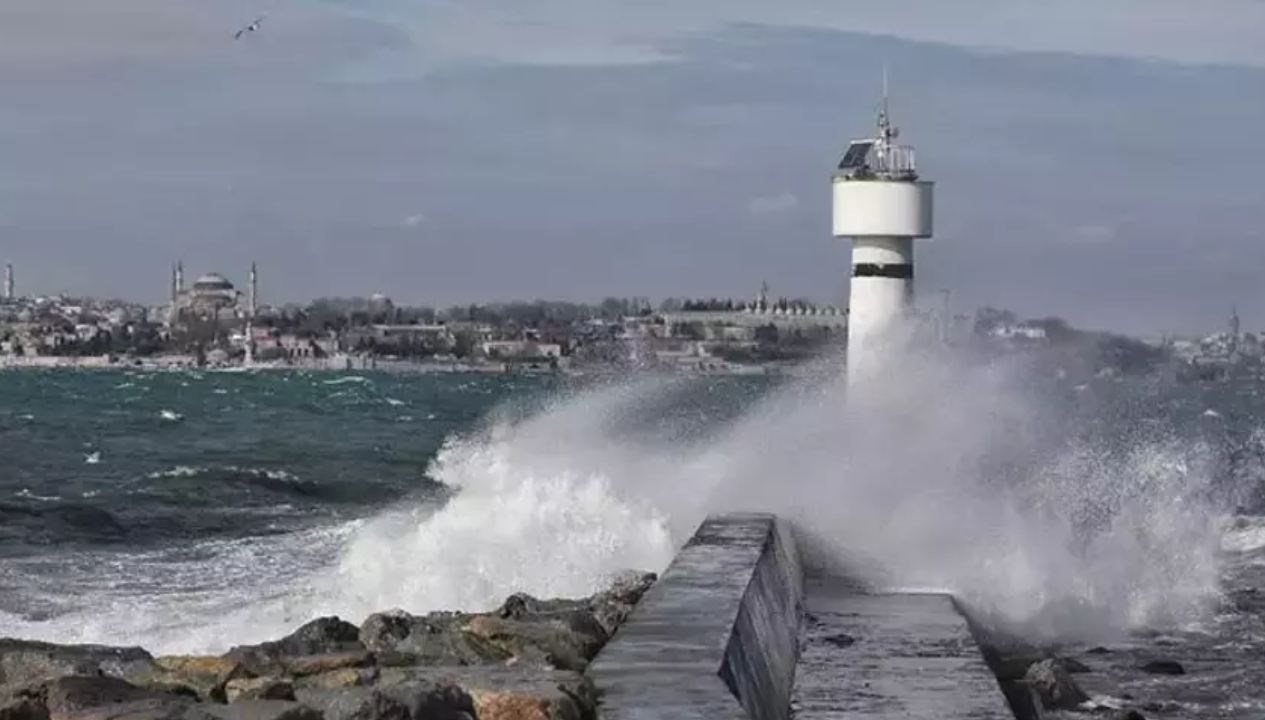 Marmara'yı Sarsan Güçlü Rüzgar, Doğu'da Yağış Alarmı!