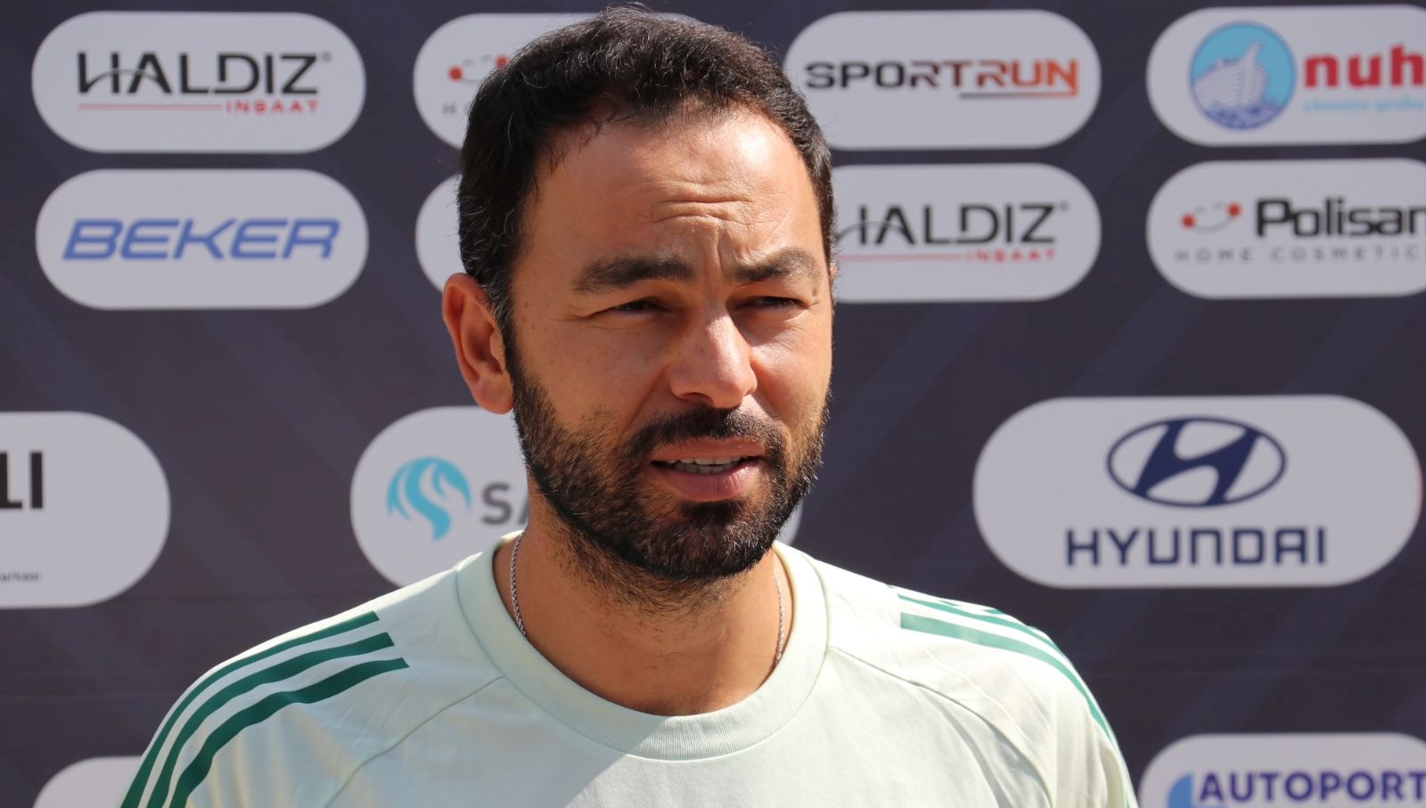 Selçuk İnan, Hakemleri Topa Tuttu: