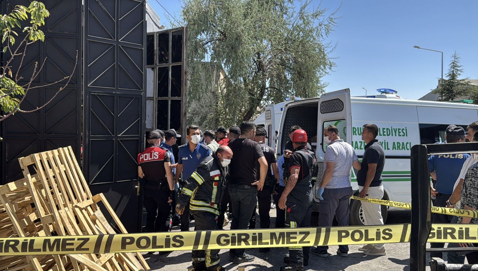 Çorum'da yürekleri burkan kaza: Anne ve oğul atık yağ tankeriyle buluştu