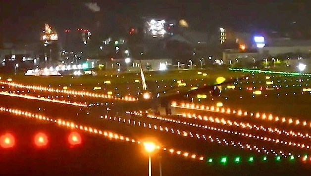 Havalimanında dehşet anı: Uçak kanadıyla piste sürtünce kıvılcımlar havada uçuştu!
