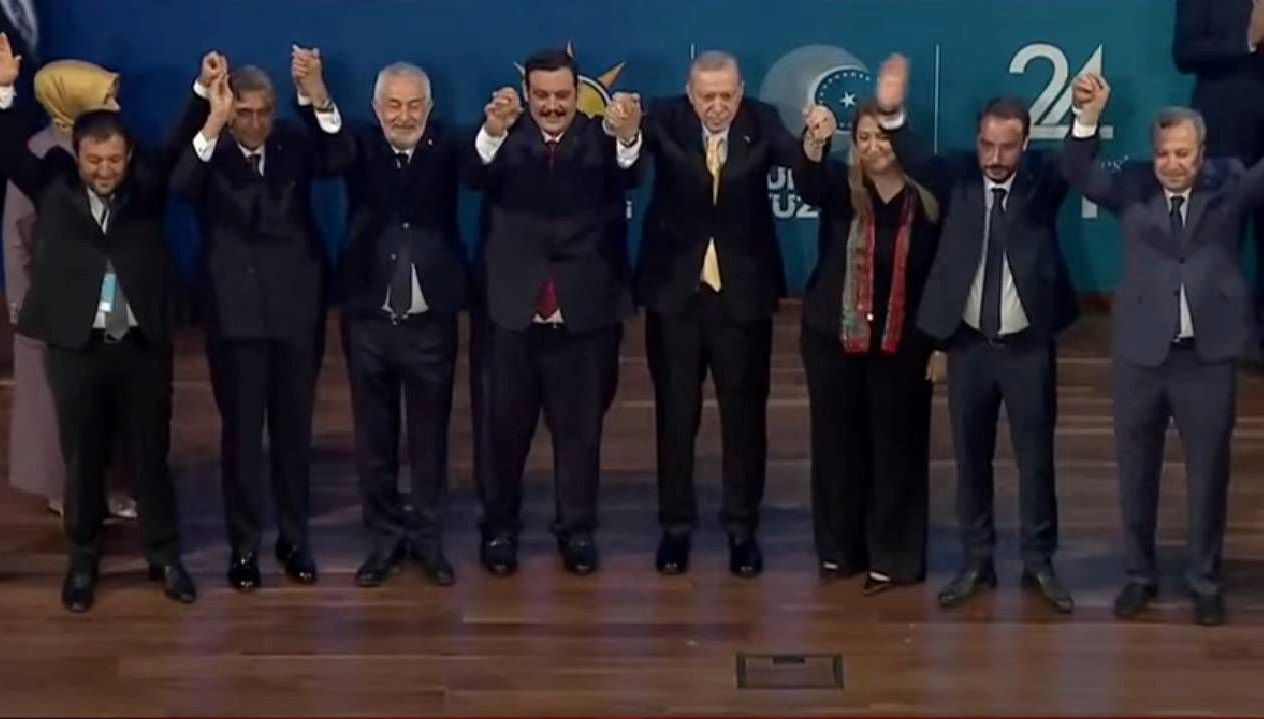Cumhurbaşkanı Erdoğan, yeni AK Parti üyeleriyle buluştu: Rozetler takıldı!