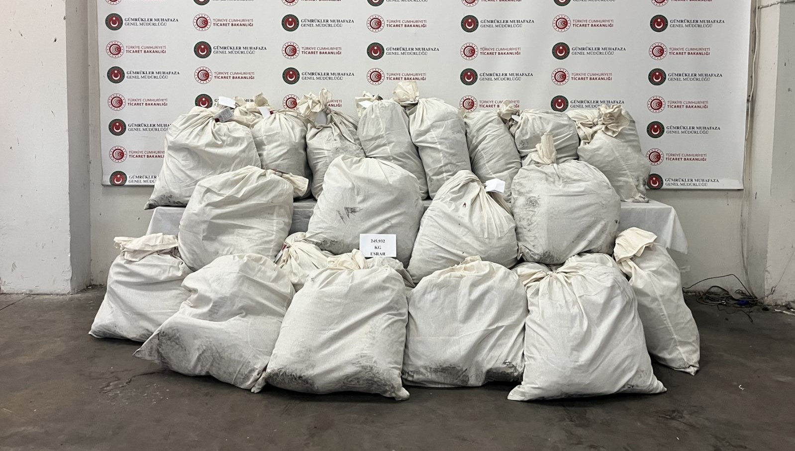 Sınırda şok baskın: Yüzlerce kilo esrar yakalandı!