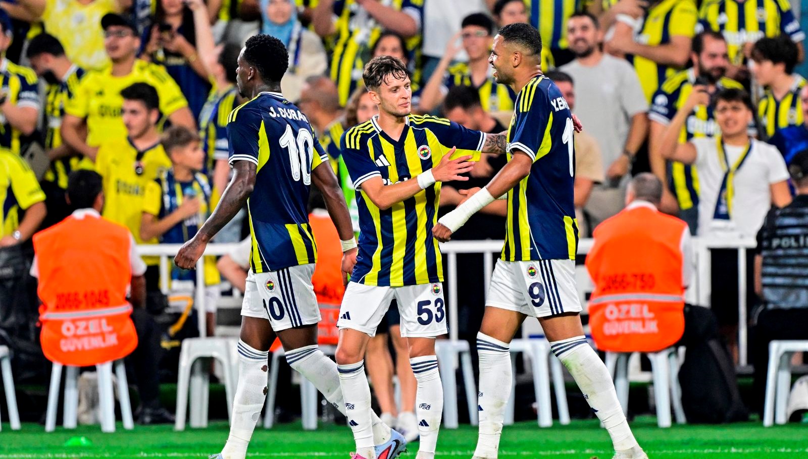 Fenerbahçe'nin Süper Lig Macerası: Zirve ve Dibe Vuran Sezonlar