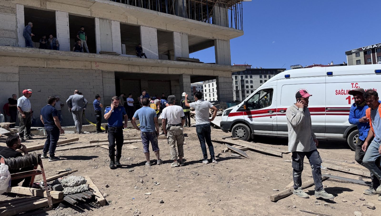 İnşaatta Trajik Kaza: Üçüncü Kattan Düşen İşçi Hayatını Kaybetti