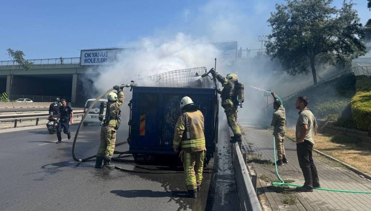 İstanbul'da Yolda Giden Kamyonetin Dorsesi Alev Alev Yandı!