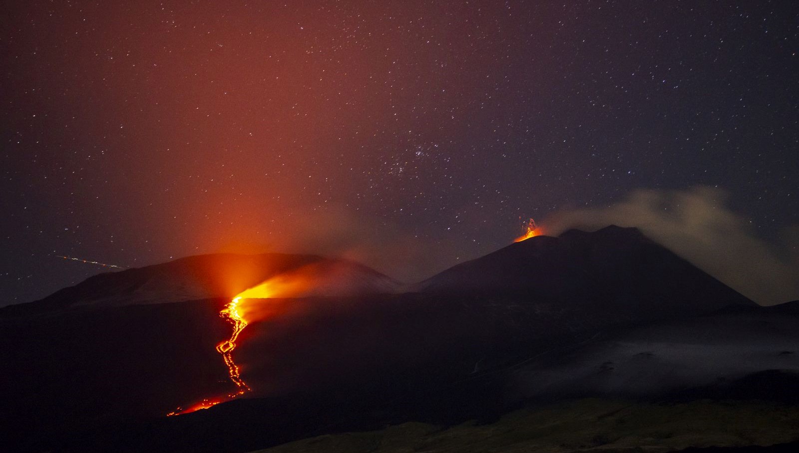 Etna Yanardağı'ndan dev lav akıntıları: Doğa yeniden uyanıyor!