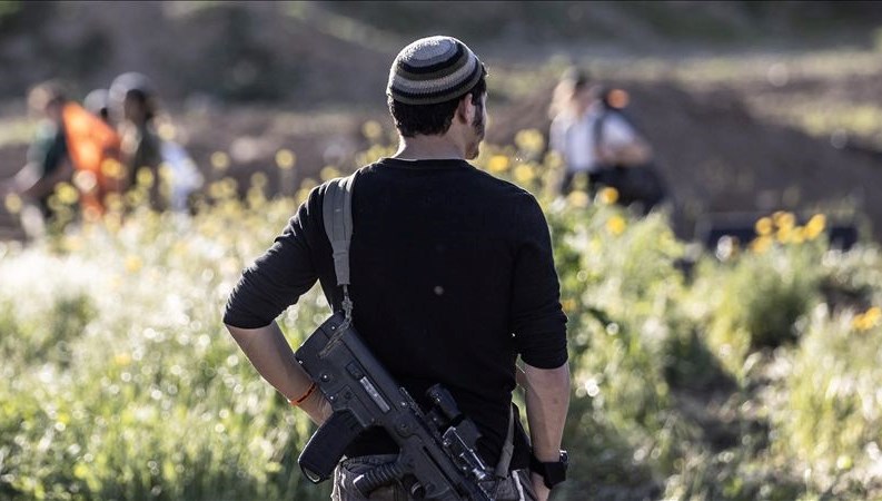 İsrailli Yerleşimciler, Filistinlilerin Arazi ve Araçlarına Alevler Yaktı