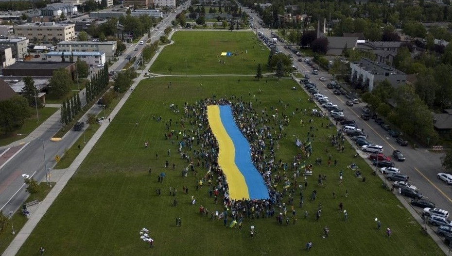 Alaska'da Zirve Eylemi: Göz Kamaştıran Dev Ukrayna Bayrağı Dalgalanıyor!