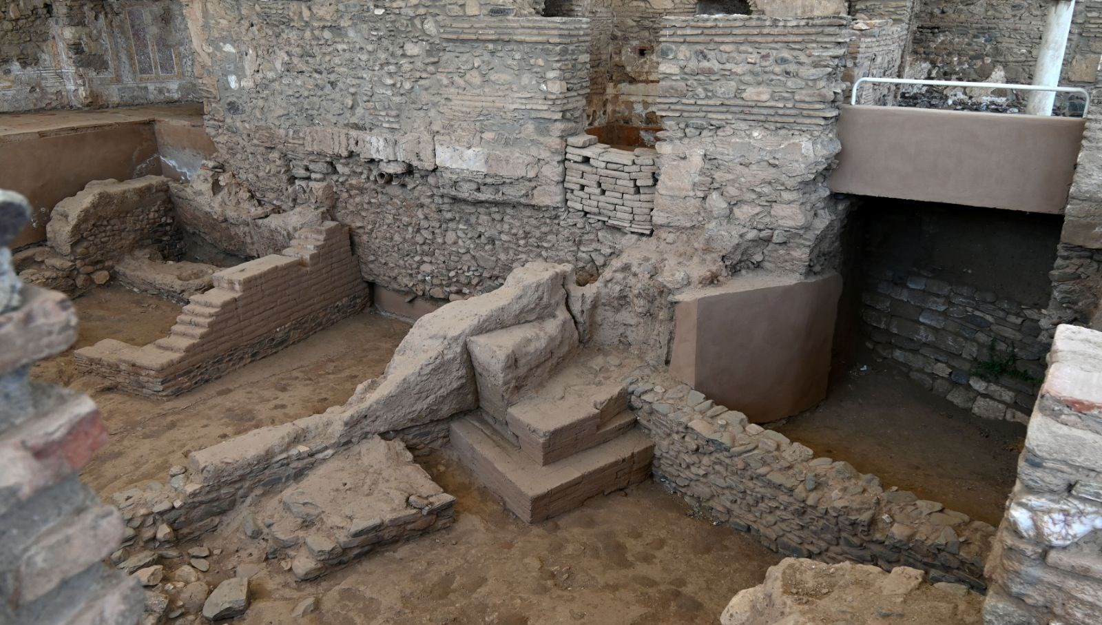 Sardes Antik Kenti'ndeki Lidya Kalıntıları: Ziyaretçilerini Bekliyor!
