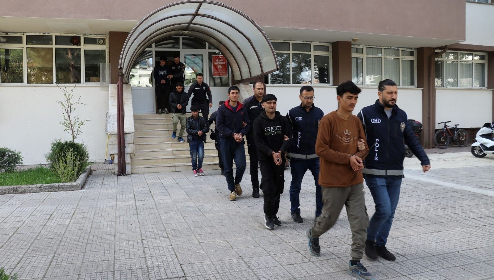İzmir'de Düzensiz Göçmen Operasyonu: 115 Kişi Yakalandı