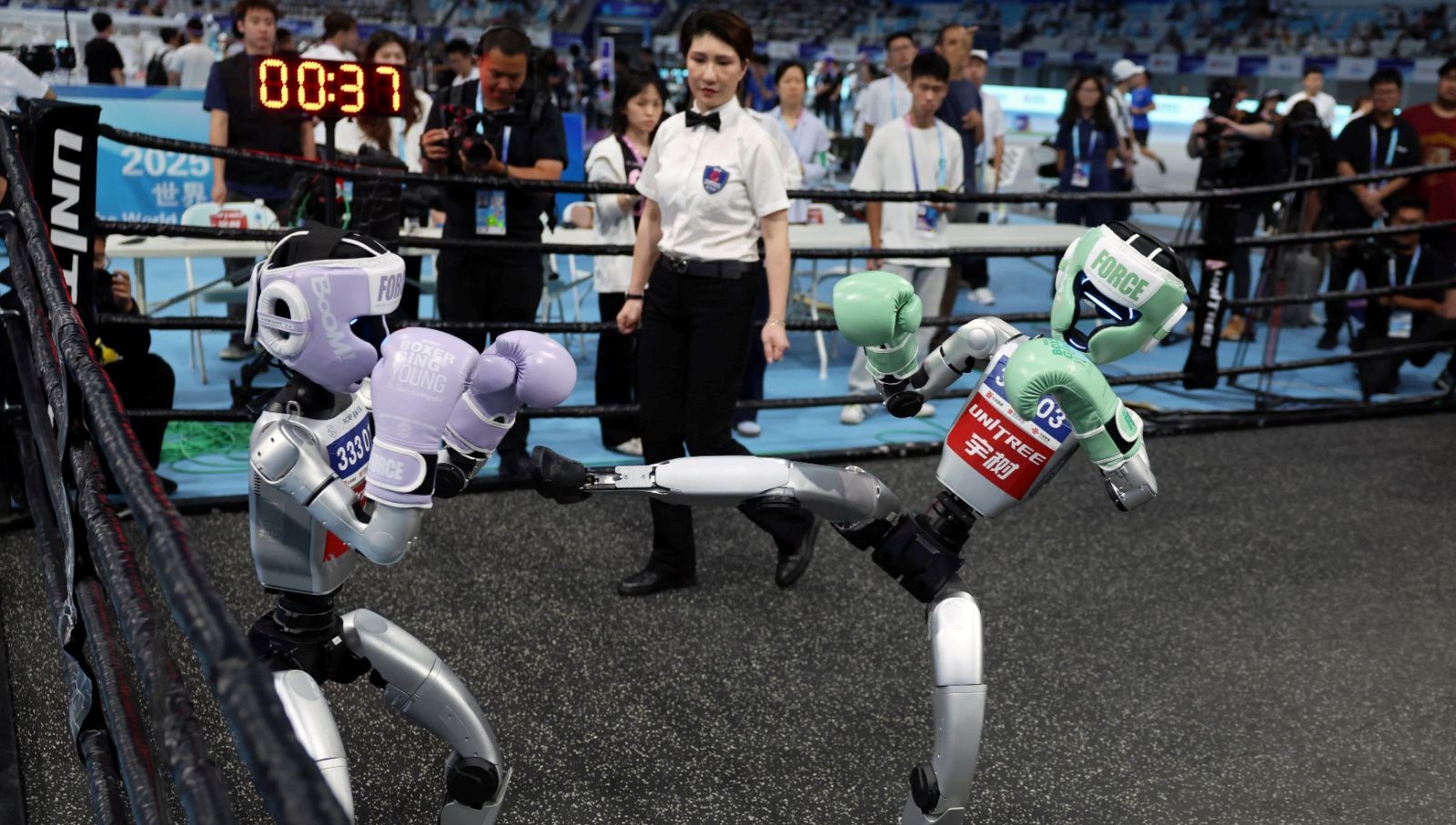 Robotik Arenada Şampiyonlar: Futbol, Atletizm ve Kick Boks Mücadelesi!