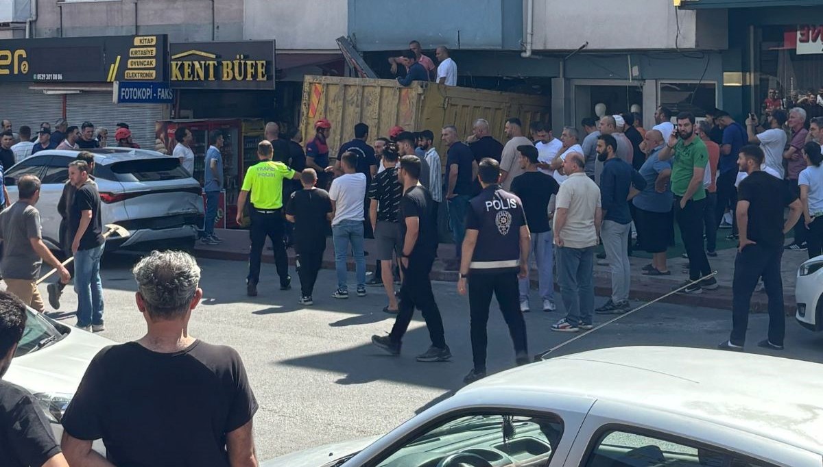 Kontrolden Çıkan Kamyon Dükkanın Kapısına Dayandı!