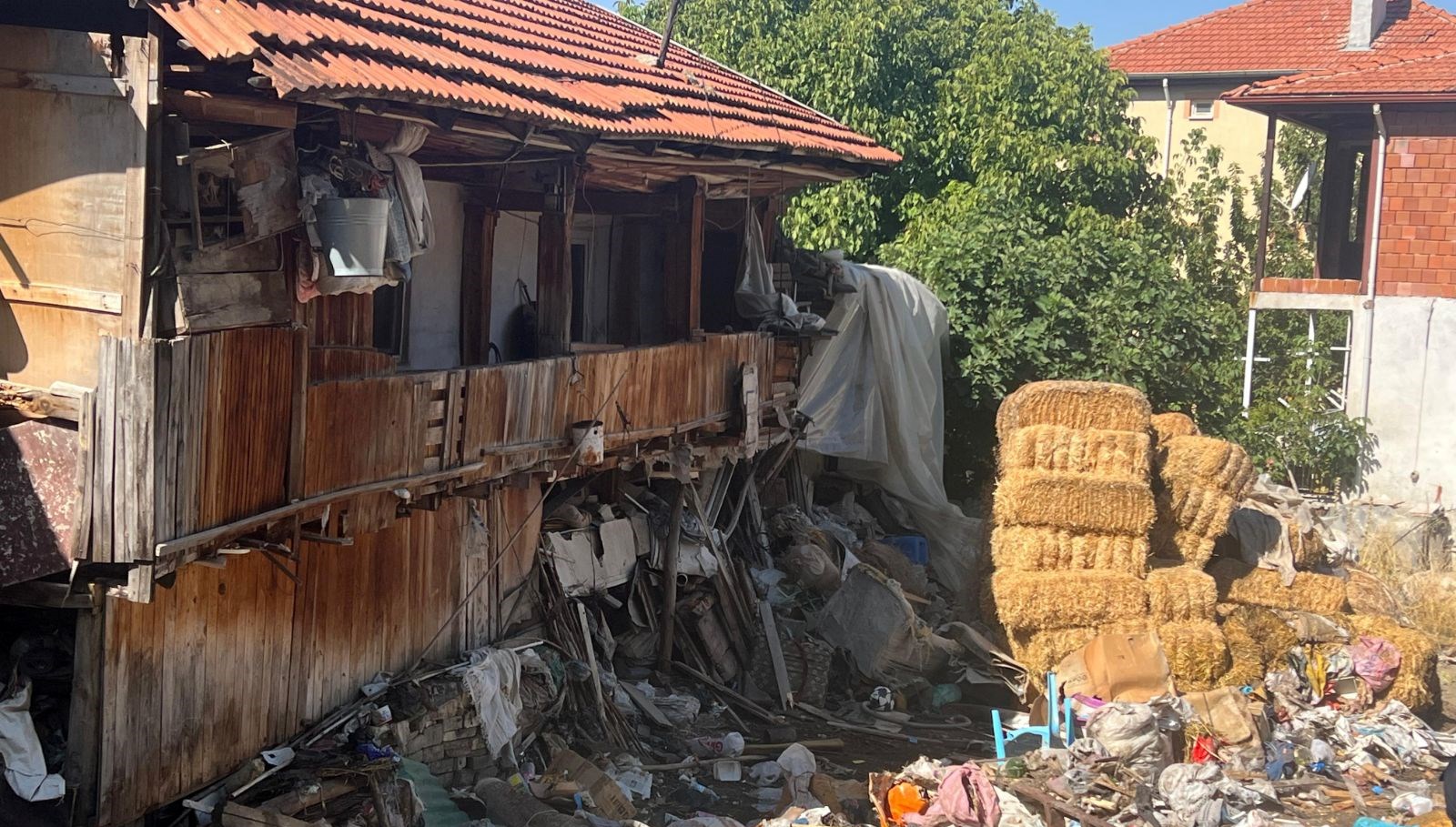 Kötü Koku Alarmı: Bir Evden 20 Kamyon Çöp Çıktı!