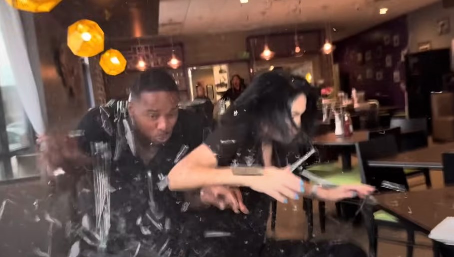 YouTuber Çiftin Restoran Anında Şaşkına Çeviren Olay: Camdan Araba Girdi!