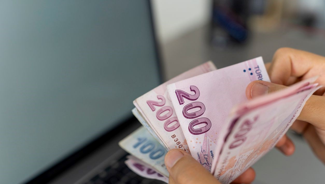 Memur Emeklilerine 16 Bin Liralık Fark Göz Kamaştırıyor: Seyyanen Zam Müjdesi Gerçekleşecek mi?