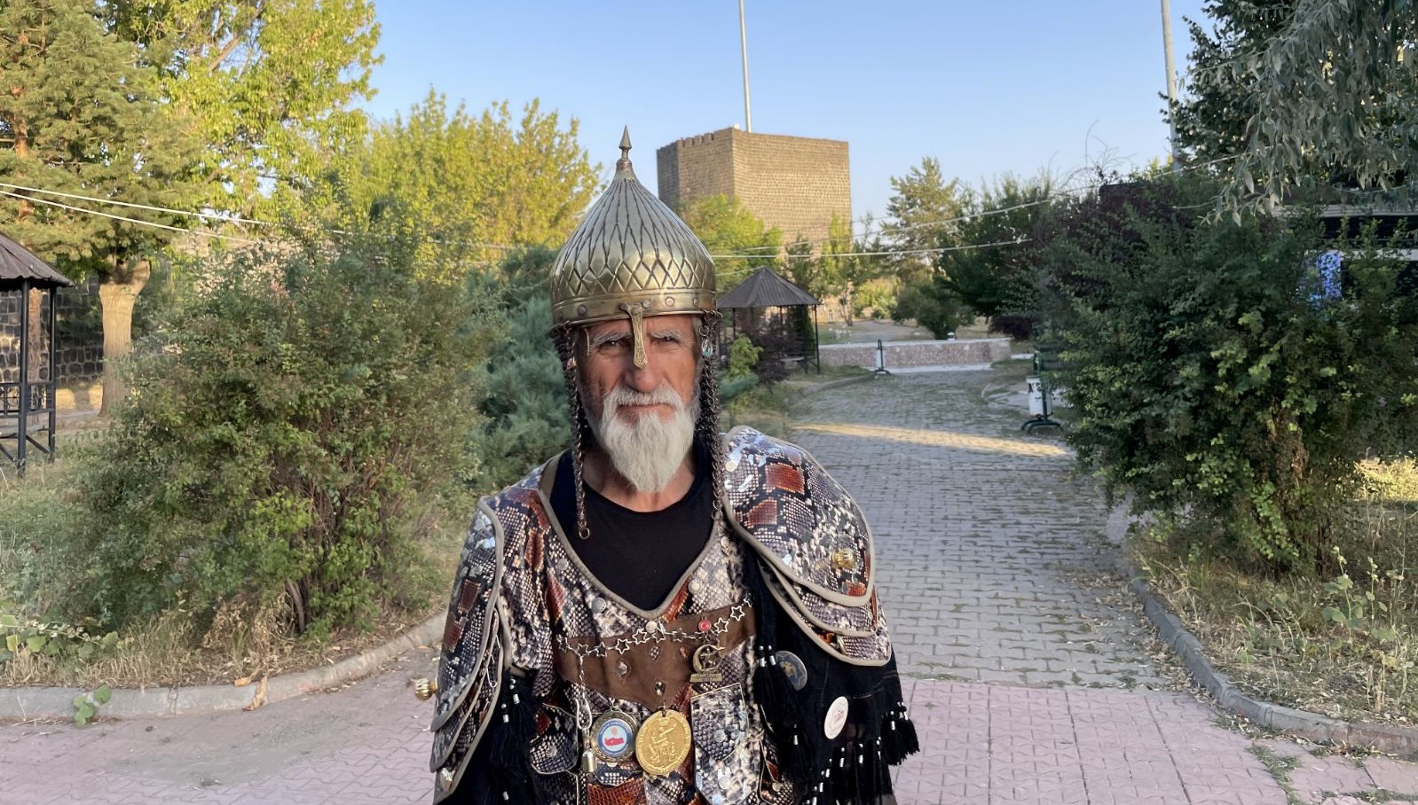 Sokaklarda Savaş Kostümüyle Dolaşan Gizemli Figür!