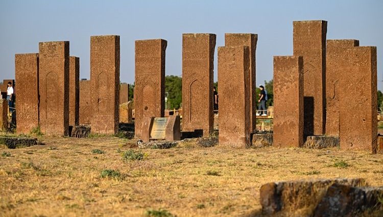 Selçuklu Meydan Mezarlığı'na Yoğun Ziyaretçi İlgi!